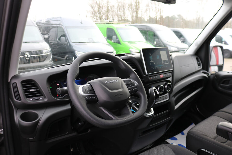 Iveco Daily 35S18 Hi-Matic L2 H2 Airco Navigatie Trekhaak Digitaal Dashboard