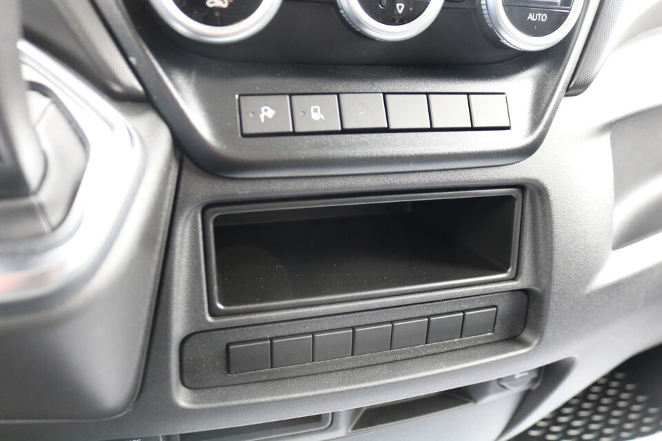 Iveco Daily 35S18 Hi-Matic L2 H2 Airco Navigatie Trekhaak Digitaal Dashboard