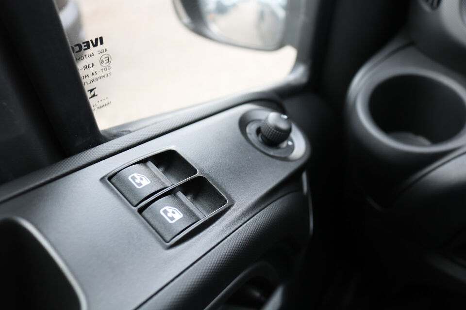 Iveco Daily 35S18 Hi-Matic L2 H2 Airco Navigatie Trekhaak Digitaal Dashboard
