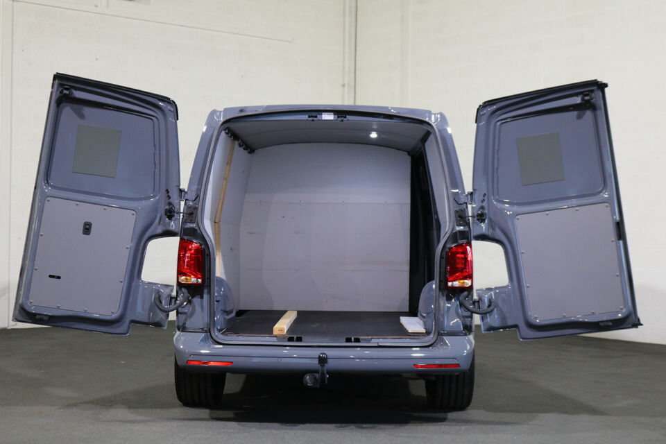 VW-Bedrijfswagens Transporter 2.0 TDI L2H1 204pk Bulli Automaat Trekhaak Lederen Stoelen Camera
