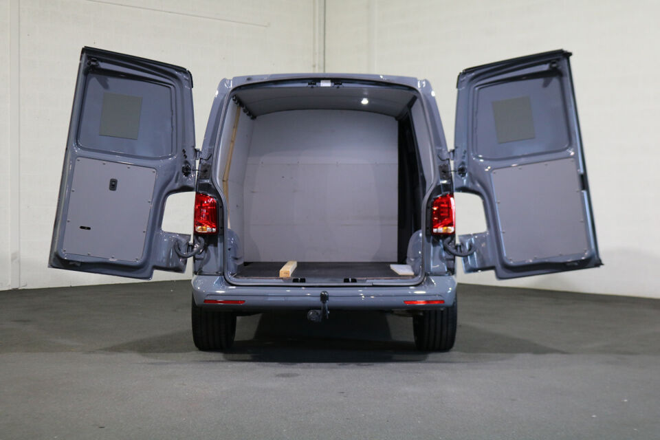 VW-Bedrijfswagens Transporter 2.0 TDI L2H1 204pk Bulli Automaat Trekhaak Lederen Stoelen Camera