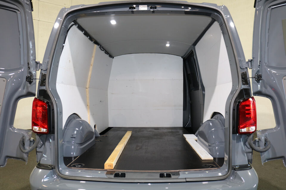 VW-Bedrijfswagens Transporter 2.0 TDI L2H1 204pk Bulli Automaat Trekhaak Lederen Stoelen Camera