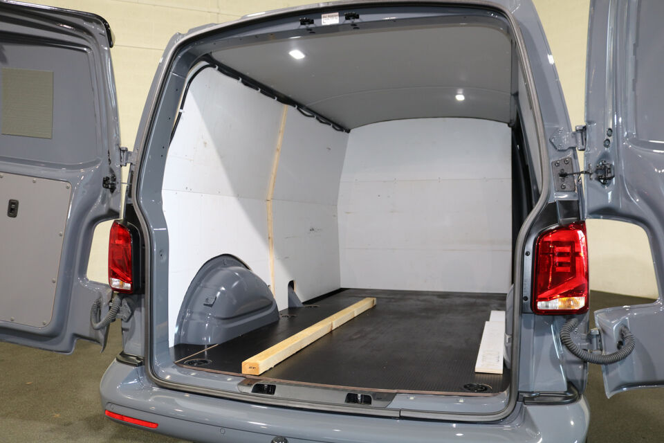 VW-Bedrijfswagens Transporter 2.0 TDI L2H1 204pk Bulli Automaat Trekhaak Lederen Stoelen Camera