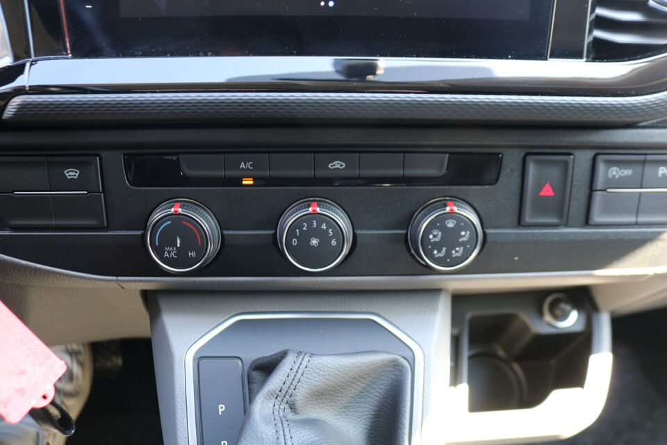 VW-Bedrijfswagens Transporter 2.0 TDI L2H1 204pk Bulli Automaat Trekhaak Lederen Stoelen Camera