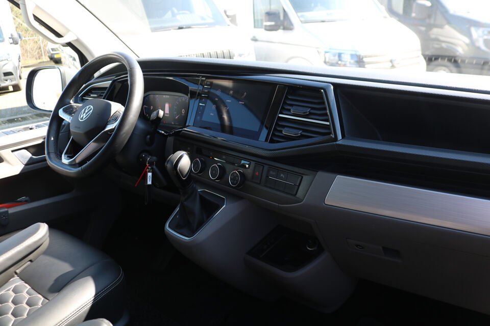VW-Bedrijfswagens Transporter 2.0 TDI L2H1 204pk Bulli Automaat Trekhaak Lederen Stoelen Camera