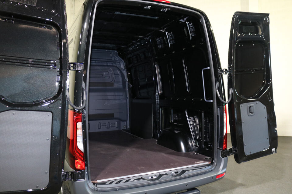 Mercedes-Benz Sprinter 319 CDI L2 H2 Airco Navigatie 3.5T Trekhaak 360 Graden Camera Adapt. Cruise