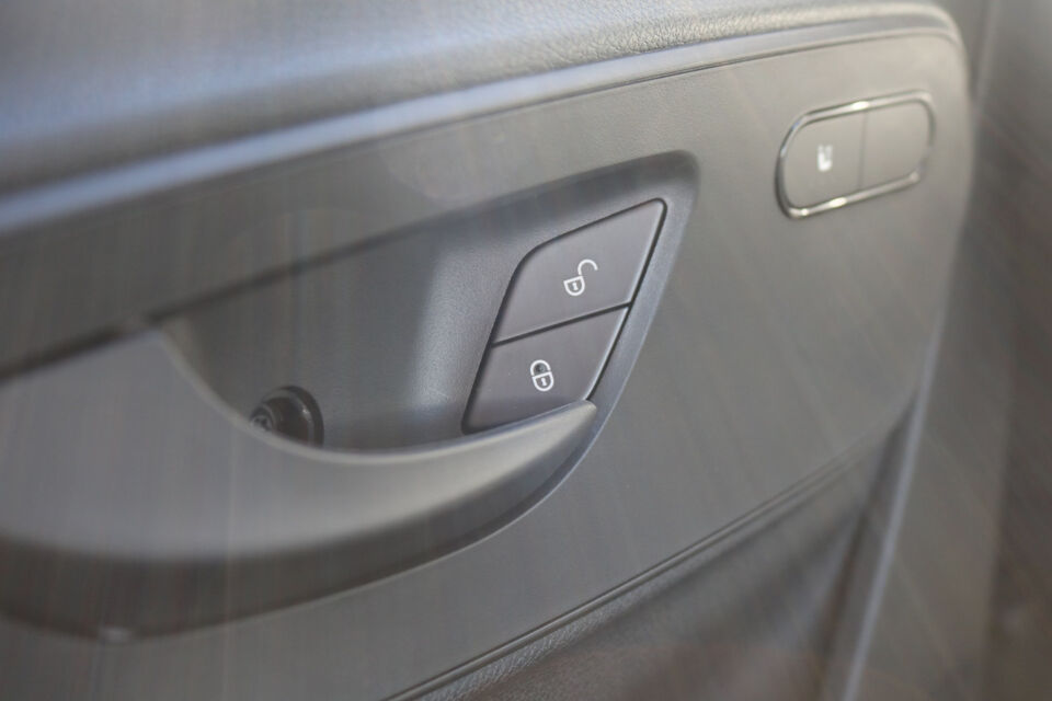 Mercedes-Benz Sprinter 319 CDI L2 H2 Airco Navigatie 3.5T Trekhaak 360 Graden Camera Adapt. Cruise