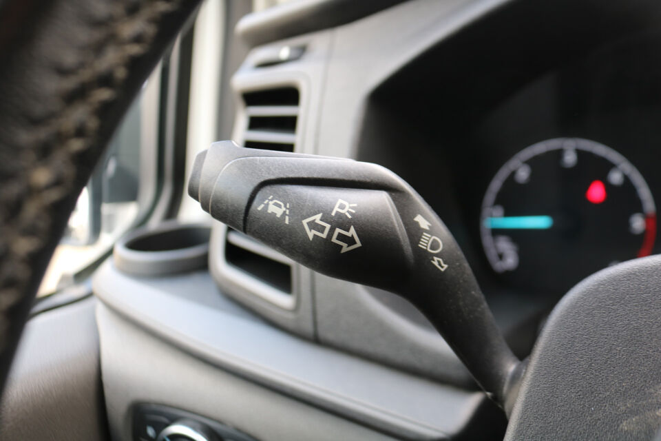 Ford Transit Custom 2.0 TDci 130pk L2 H1 Airco 2.8T Trekhaak