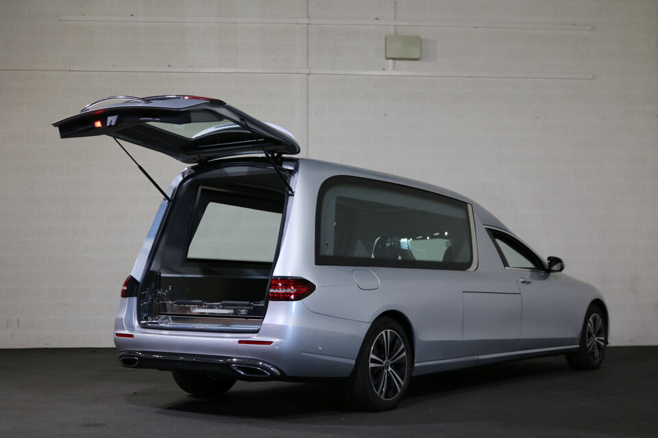 Mercedes-Benz E200T Glaswagen 3-deurs Begrafeniswagen (nieuwe ombouw)