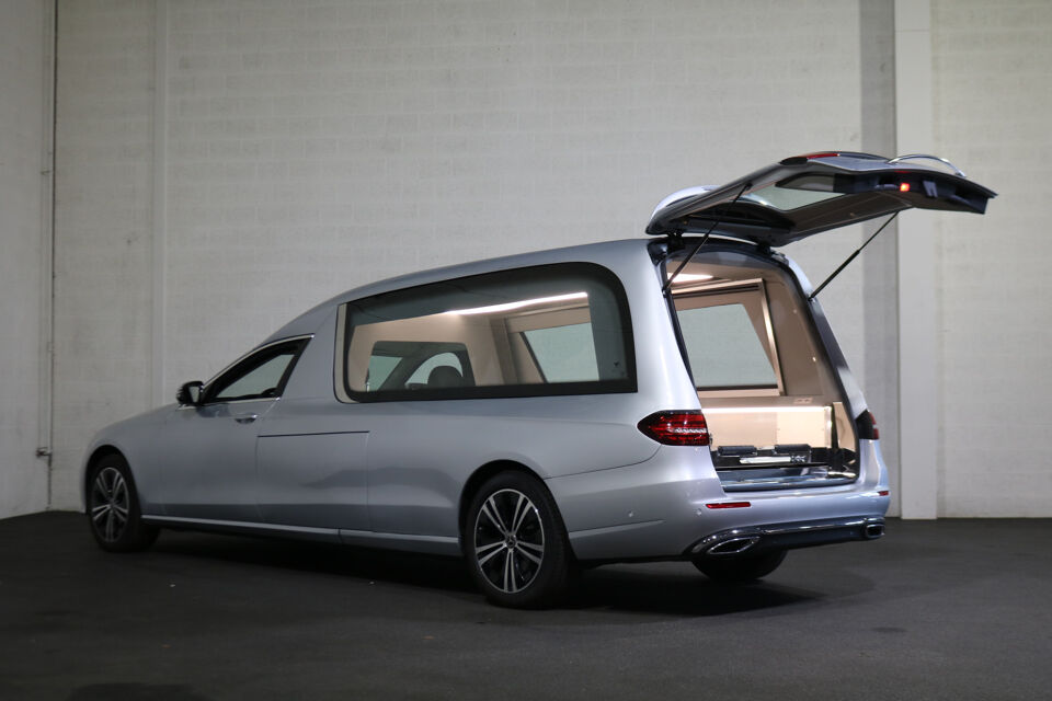 Mercedes-Benz E200T Glaswagen 3-deurs Begrafeniswagen (nieuwe ombouw)