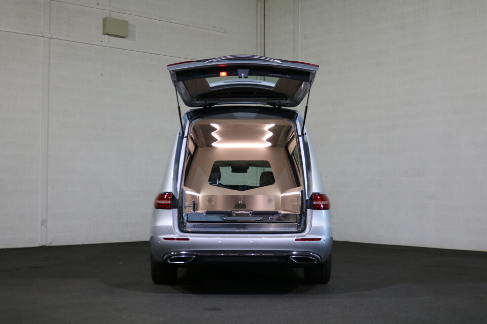 Mercedes-Benz E200T Glaswagen 3-deurs Begrafeniswagen (nieuwe ombouw)