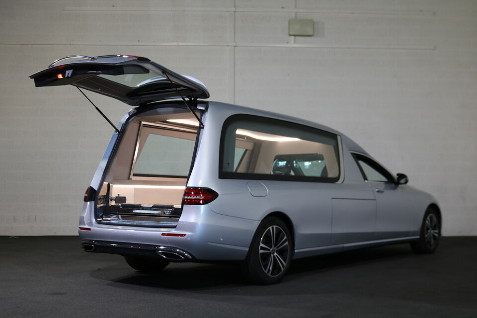 Mercedes-Benz E200T Glaswagen 3-deurs Begrafeniswagen (nieuwe ombouw)
