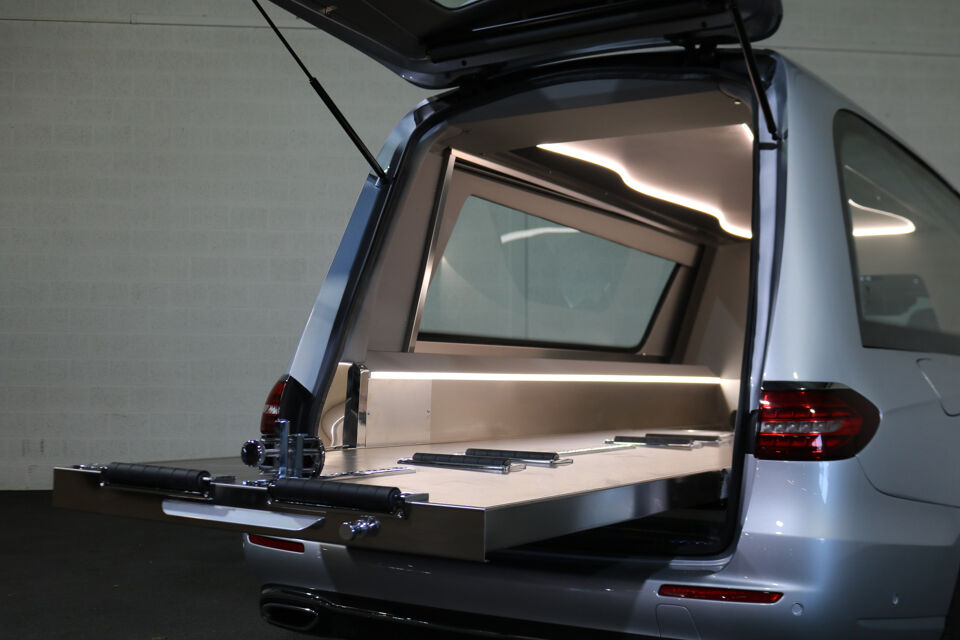 Mercedes-Benz E200T Glaswagen 3-deurs Begrafeniswagen (nieuwe ombouw)