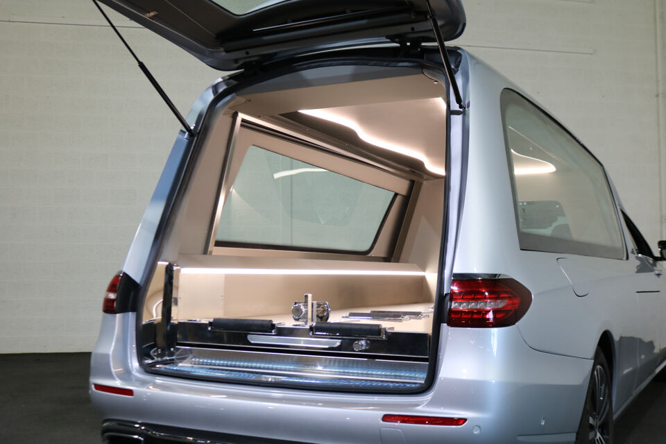 Mercedes-Benz E200T Glaswagen 3-deurs Begrafeniswagen (nieuwe ombouw)