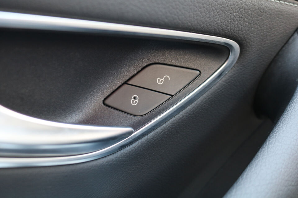 Mercedes-Benz E200T Glaswagen 3-deurs Begrafeniswagen (nieuwe ombouw)