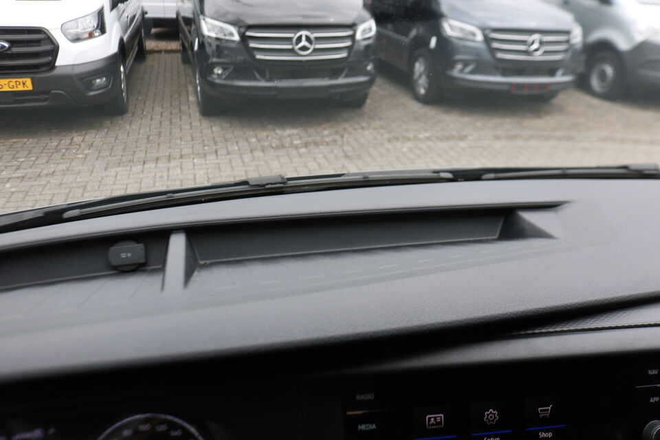 VW-Bedrijfswagens Transporter 2.0 TDI L2 H1 DC 150pk Caravelle Black Edition