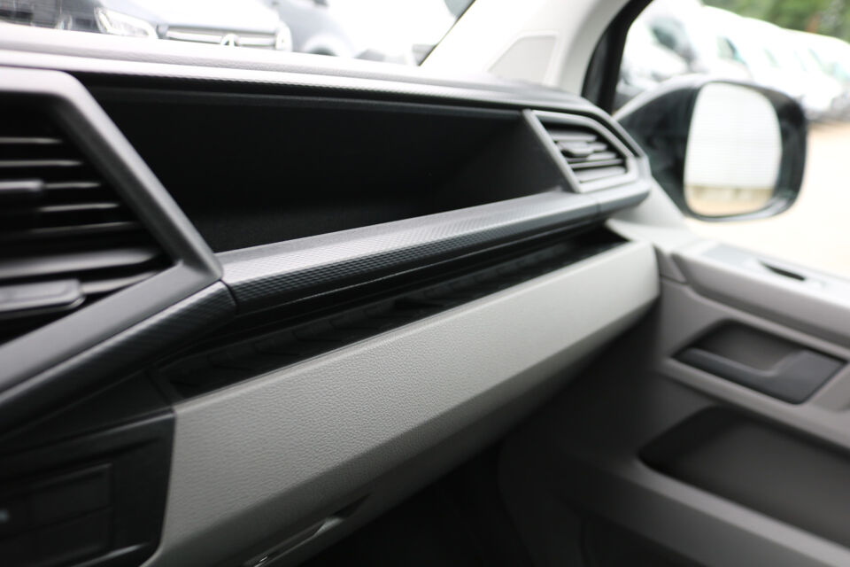 VW-Bedrijfswagens Transporter 2.0 TDI L2 H1 DC 150pk Caravelle Black Edition