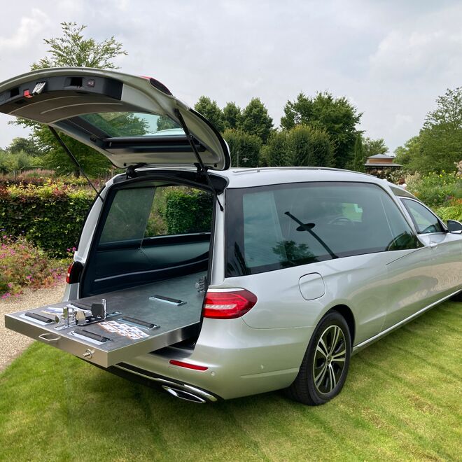 Rouwauto op basis van Mercedes-Benz