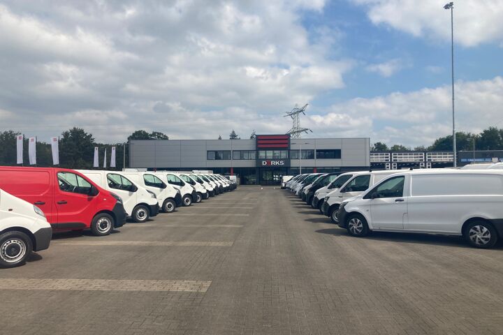 Voorraad bedrijfswagens, bestelauto's, bestelbussen, dubbelcabine, bakwagens
