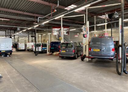 Bedrijfswagens in werkplaats Uden