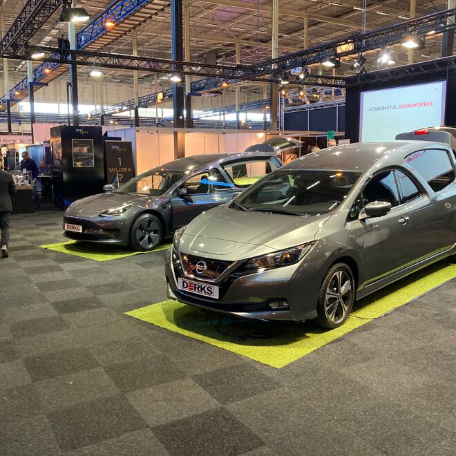 Derks Uitvaartmobiliteit toont de Tesla Hearse 3 en de Indus Innové op de VTU Uitvaart Vakbeurs
