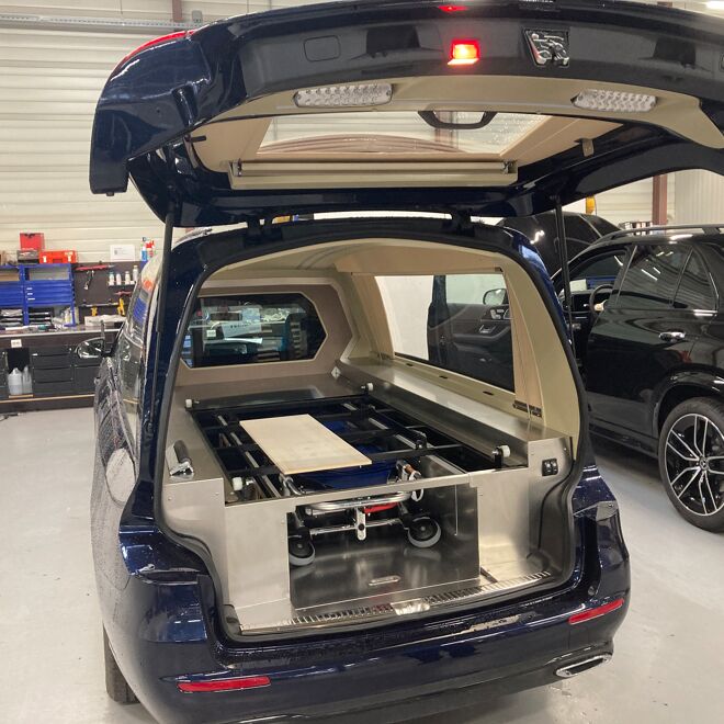Blauwe Mercedes-Benz rouwauto