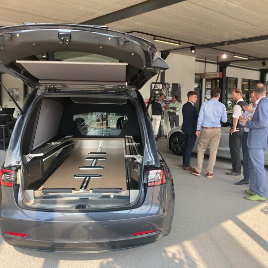 Presentatie van nieuwe rouwauto Tesla Hearse 3