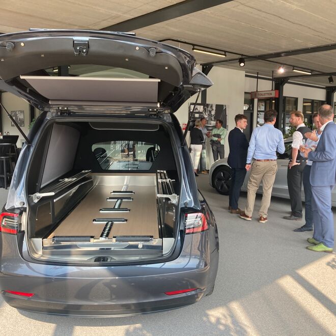 Presentatie van nieuwe rouwauto Tesla Hearse 3