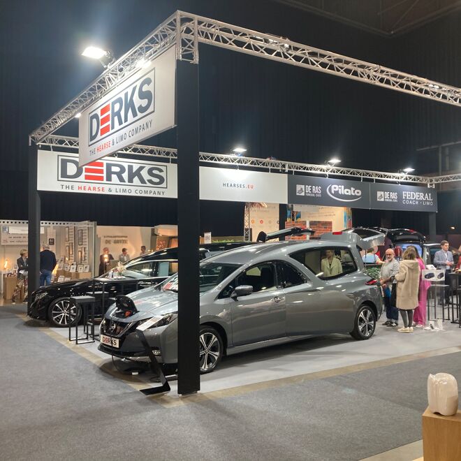 Derks Uitvaartmobiliteit trekt veel bekijks op de uitvaartbeurs F@W