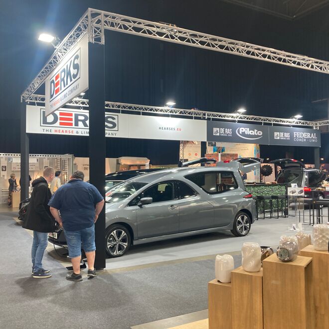 Derks Uitvaartmobiliteit toont rouwvervoer op de uitvaartbeurs
