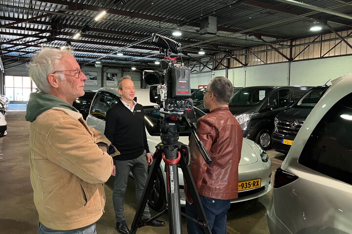 Omroep Brabant bij Derks Uitvaartmobiliteit