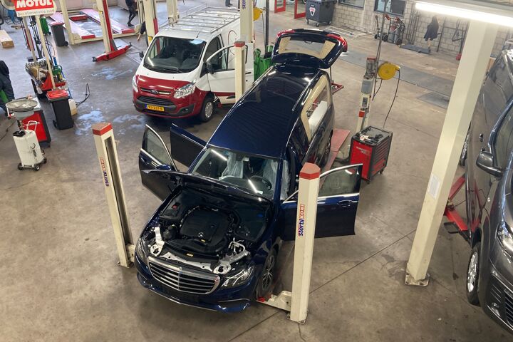 Rouwauto in onderhoud