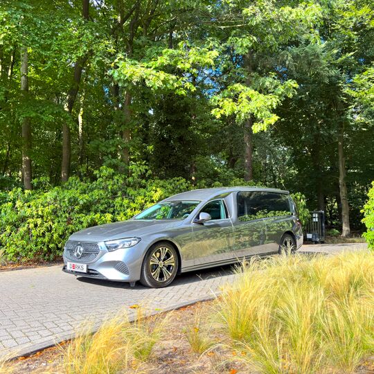 Mercedes-Benz E-Klasse 214 Rouwwagen 