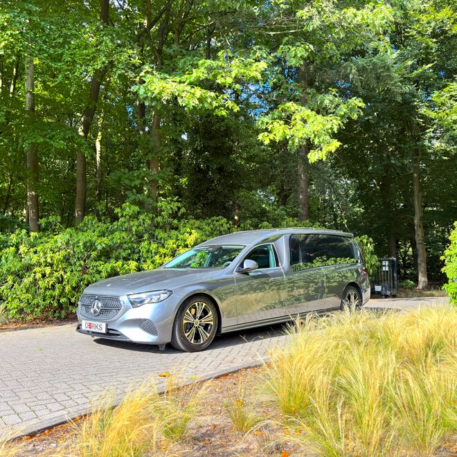 Mercedes-Benz E-Klasse 214 Rouwwagen 