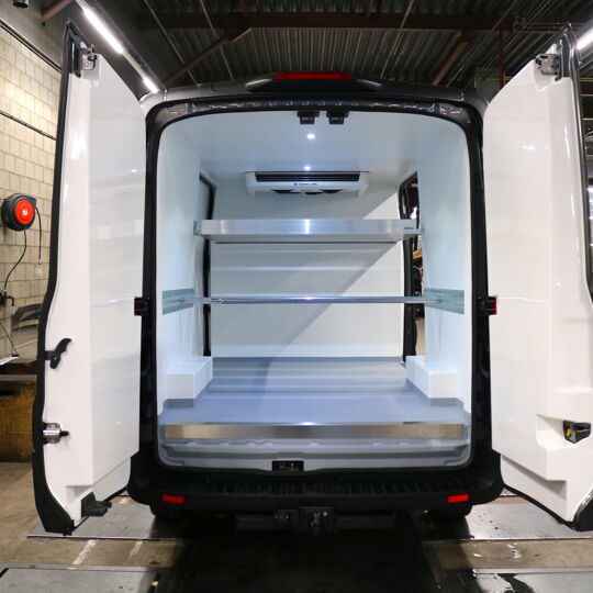 Grijze koelwagen interieur 2